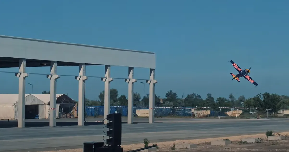Besenyei Péter CE Glass